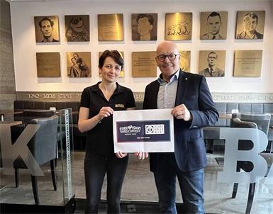 Monica Marcon (Die BANK) und Bürgermeister Georg Rosner freuen sich auf einen Abend voller Musik, guter Stimmung und Song Contest-Feeling in Oberwart.