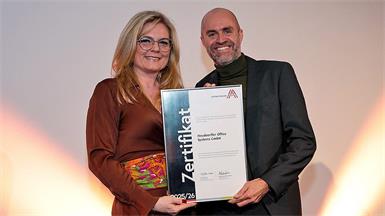 Monica Rintersbacher (Geschäftsführerin Leitbetriebe Austria) bei der Zertifikatsüberreichung an Udo Monsberger (Vertriebsleiter neudoerfler) 