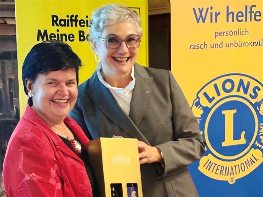Monika Herbstrith-Lappe und Anna Reinfeld freuten sich über viel Besuch beim Vortrag.