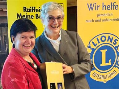 Monika Herbstrith-Lappe und Anna Reinfeld freuten sich über viel Besuch beim Vortrag.