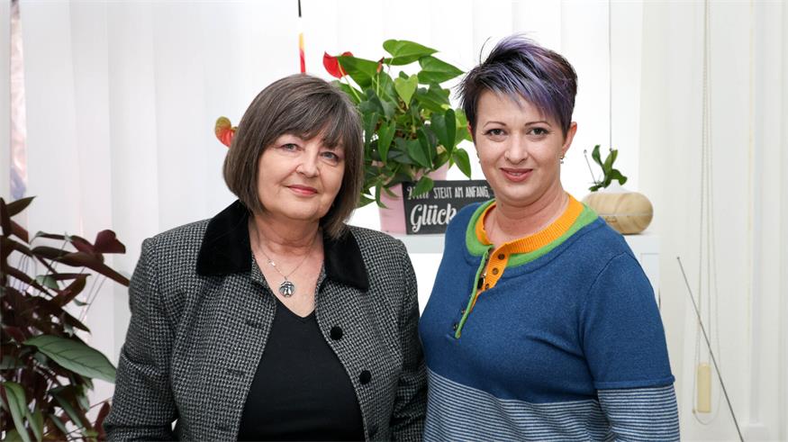 Monika Schmidt freut sich ihren seit zwölf Jahren bestehenden Friseursalon "Monika" an ihre Schwiegertochter Denise Schmidt weitergeben zu dürfen und weiß ihn in besten Händen. 