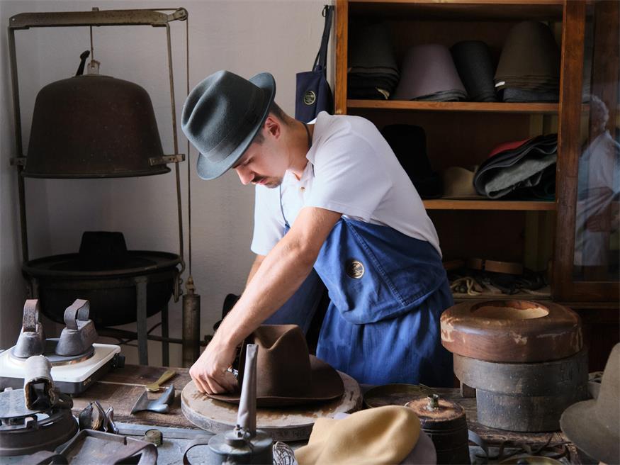 Moritz Pichlerbauer beim Demonstrieren des Handwerks im Dorfmuseum Mönchhof.