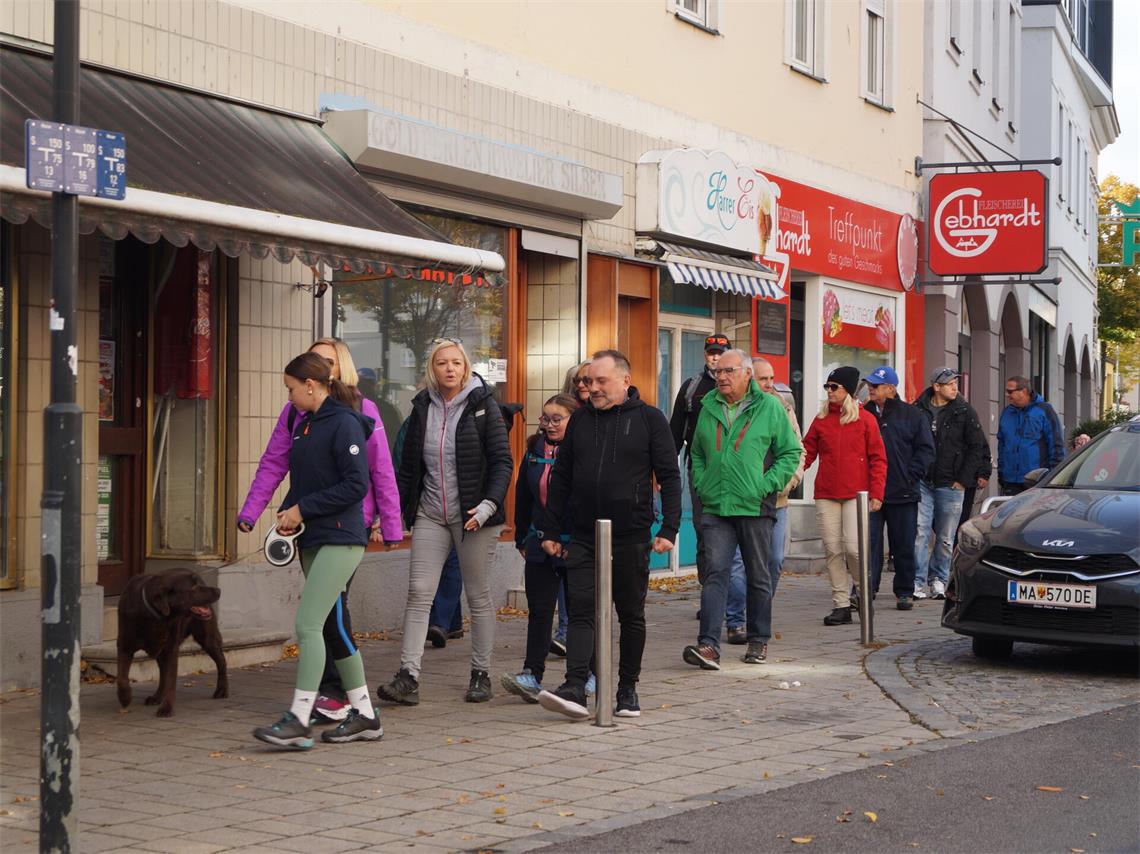 Motiviert starteten die Naturfreunde ihre Wanderung. 