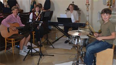 Musikalisch. Susanne Pogatscher-Gold, Christine Ohr, Gerda Baumeister und Raphael (v.l.) begleiteten den Erntedank-Festgottesdienst musikalisch.