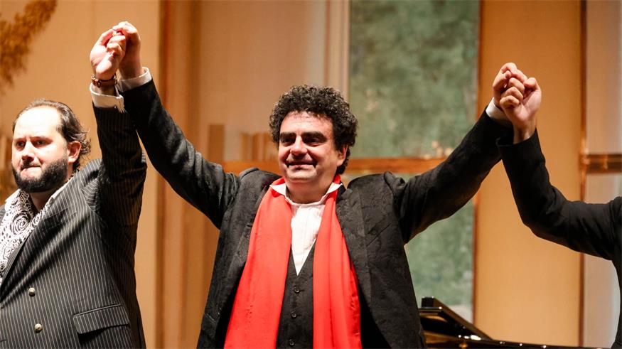 Musikalische Grandezza: Rolando Villazón & das Janoska Ensemble. Am Foto: František Janoska und Maestro Villazón.