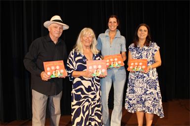 Musiker Willi Frühwirth, Verlegerin Kristina Macherhammer-Hochwarter und Kulturstadträtin Eva-Maria Kneisz gratulierten Autorin Jutta Treiber (2.v.l.) zu ihrem neuesten gelungenen Werk.