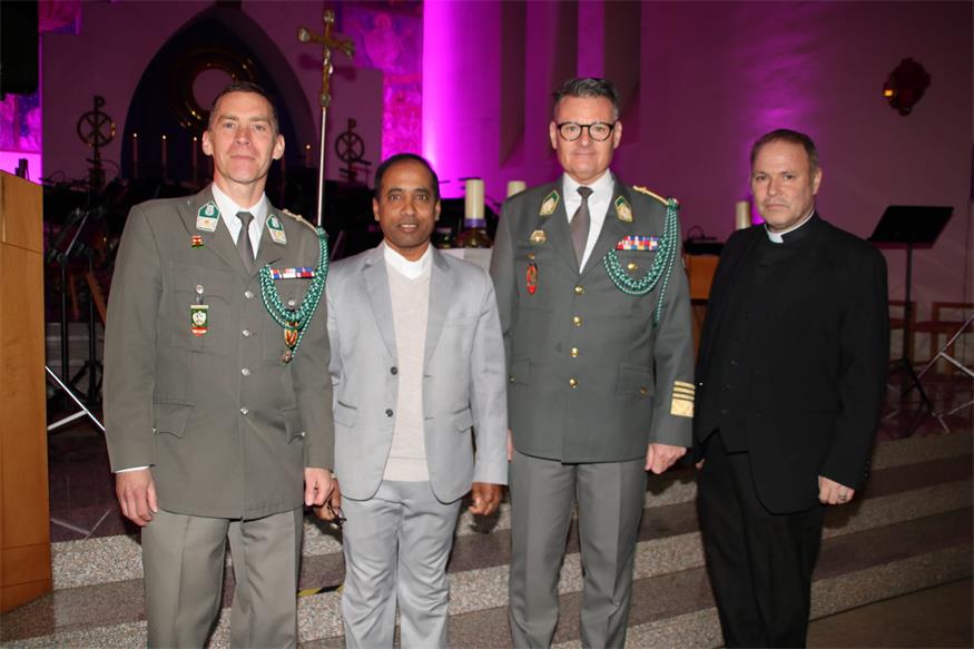 Musikmeister Robert Steiner, Stadtpfarrer Deivasakayaraj Sebasthikkannu, Kapellmeister Johann Kausz und Militärdekan Alexander Wessely freuten sich über eine volle Kirche.