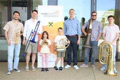 Musikschuldirektor Thomas Loier und seine Lehrkräfte wie Daniel Nemeth und Benjamin Redlbacher freuten sich, viele Kinder, darunter Naomi und Adrian, willkommen heißen zu dürfen. Die Musikschüler Daniel Scheu und Oliver Kirschberger halfen beim Tag der offenen Tür tatkräftig mit.