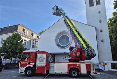 Mutige durften dank Unterstützung der Stadtfeuerwehr die Kirche einmal aus einer völlig neuen Perspektive erleben.