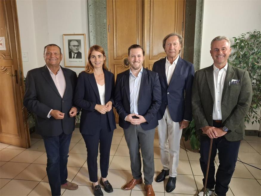 NEOS-Gemeinderat Eduard Posch, VP-Vizebürgermeisterin Carina Laschober-Luif, der neue Bürgermeister Adrian Kubat, Altbürgermeister Kurt Maczek und FP-Gemeinderat Norbert Hofer (v.l.).