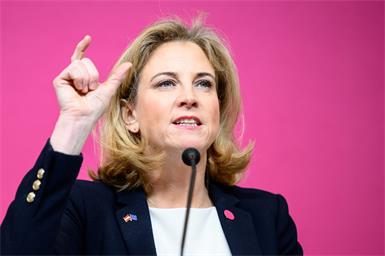 NEOS-Parteichefin Beate Meinl-Reisinger am Freitag bei ihrer Pressekonferenz zu den gescheiterten Koalitionsverhandlungen in Wien.