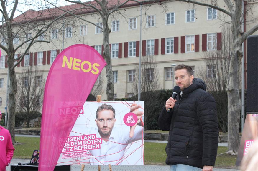 NEOS beleuchten das Landhaus pink: „Bald wollen wir da drin sein!“