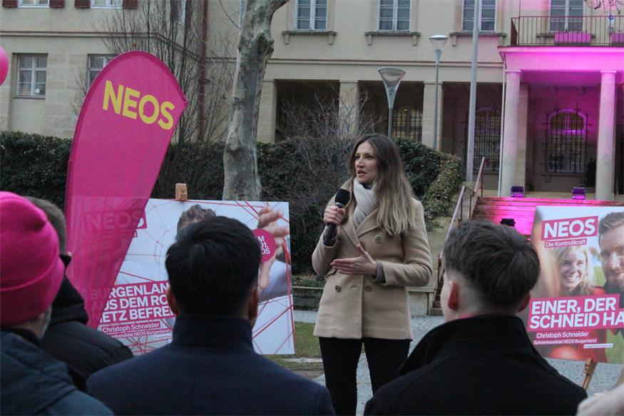 NEOS beleuchten das Landhaus pink: „Bald wollen wir da drin sein!“