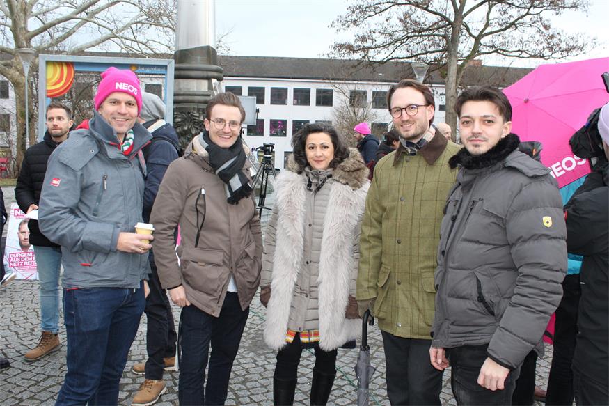NEOS beleuchten das Landhaus pink: „Bald wollen wir da drin sein!“