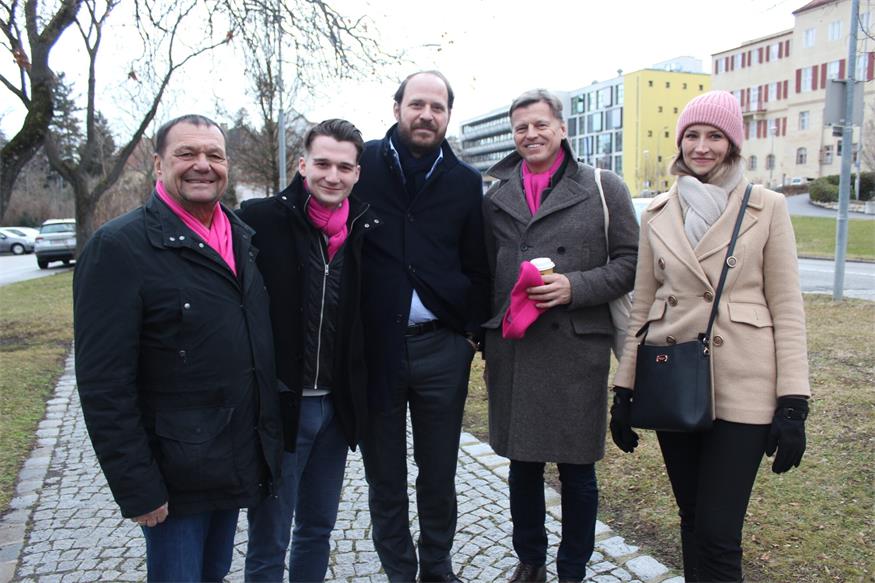 NEOS beleuchten das Landhaus pink: „Bald wollen wir da drin sein!“
