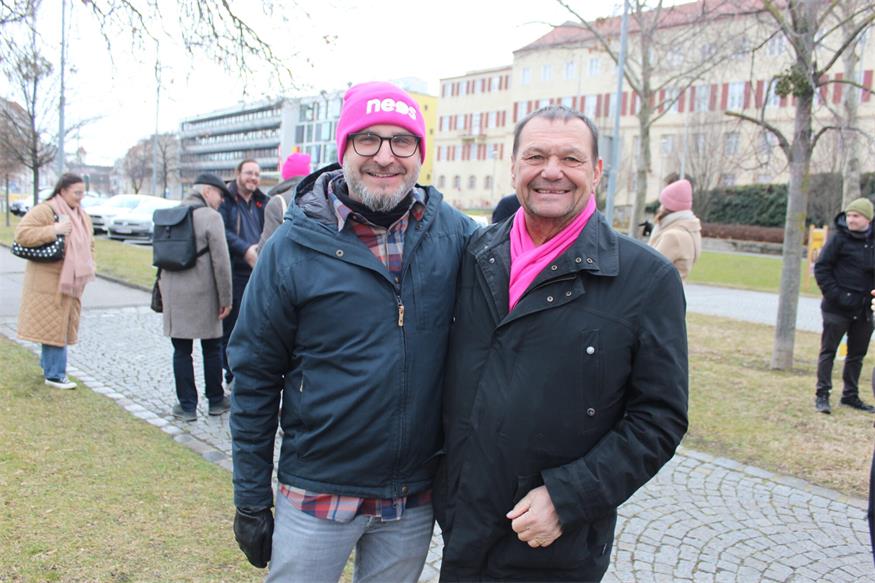 NEOS beleuchten das Landhaus pink: „Bald wollen wir da drin sein!“