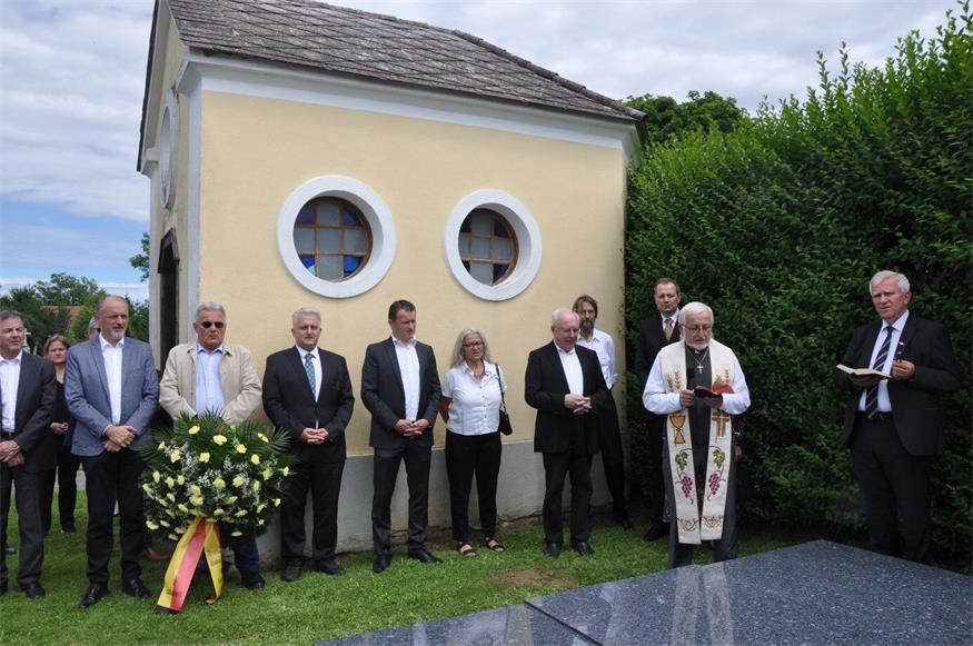 Na cimitori u Velikom Borištofu. Am Friedhof in Großwarasdorf. 