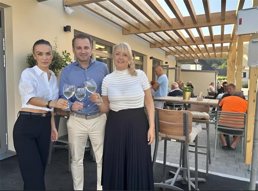 Nacelnik Ivan Grujic i krcmarice Annabella i Ildiko Loci.