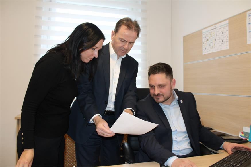 Nach dem Auszählen der Stimmen in Unterfrauenhaid analysierte Bürgermeister Thomas Niklos in seiner Funktion als ÖVP-Bezirksgeschäftsführer im Bürgerbüro Ergebnisse mit Bezirksparteiobmann Niki Berlakovich und Sandra Heisz.