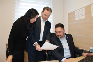Nach dem Auszählen der Stimmen in Unterfrauenhaid analysierte Bürgermeister Thomas Niklos in seiner Funktion als ÖVP-Bezirksgeschäftsführer im Bürgerbüro Ergebnisse mit Bezirksparteiobmann Niki Berlakovich und Sandra Heisz.