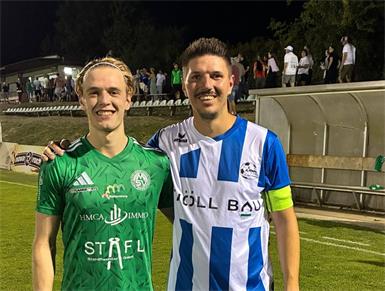 Nach dem Spiel gab es gegenseitige Gratulationen unter Freunden: Mattersburgs Justin Strodl (l.) gratulierte Forchtenstein-Kapitän Gernot Leitner vor allem zur starken Leistung vor der Pause. Umgekehrt wurde viel Glück für die weiteren Cupspiele gewünscht. 