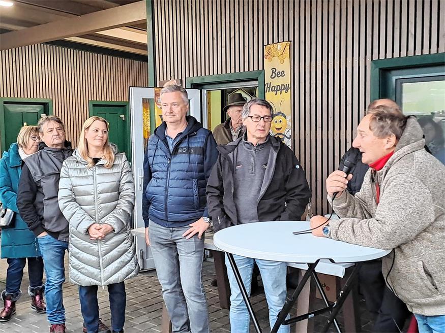 Nach dem gelungenen Auftakt im vergangenen Jahr lädt die Gemeinde am 14. November ab 11 Uhr zur zweiten Ausgabe des Genuss- & Kreativfests auf den Grillplatz. Kunstschaffende und kreative Aussteller haben hier auch heuer wieder die Möglichkeit, Selbstgemachtes, Naturprodukte, Dekorationen, Kunstwerke und Handwerk auszustellen und zu verkaufen. Gleichzeitig werden wie schon im letzten Jahr die Zurndorfer Vereine mit viel Engagement für ein vielfältiges kulinarisches Angebot mit herzhaften Speisen und wärmenden Getränken zaubern. Auch heuer bietet sich wieder die Gelegenheit, einzigartige Stücke zu erwerben und mit den Ausstellern ins Gespräch zu kommen. Foto: zVg / Marktgemeinde Zurndorf