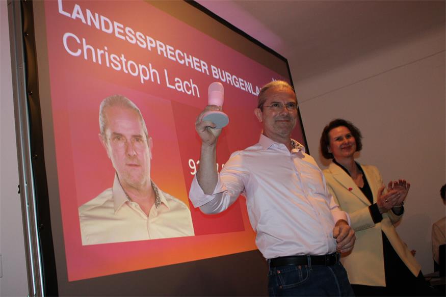 Nach der Ergebnis-Verkündung: NEOS-Sprecher Christoph Lach bekam von Landesgeschäftsführerin Sylvia Neuherz ein symbolisches pinkes Mikrofon überreicht.