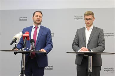 Nach der Landtagswahl galt ÖVP-Landesobmann Christian Sagartz (l.) - im Bild mit Landesgeschäftsführer Patrik Fazekas - als angezählt. Nach der heutigen Parteivorstands-Sitzung gab es keinen Pressetermin.