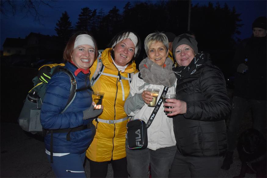 Nach der Silvesterwanderung kamen auch Liane, Nina, Christine und Petra zu dem Glühweinausschank. 