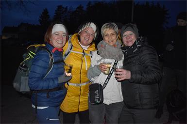 Nach der Silvesterwanderung kamen auch Liane, Nina, Christine und Petra zu dem Glühweinausschank. 