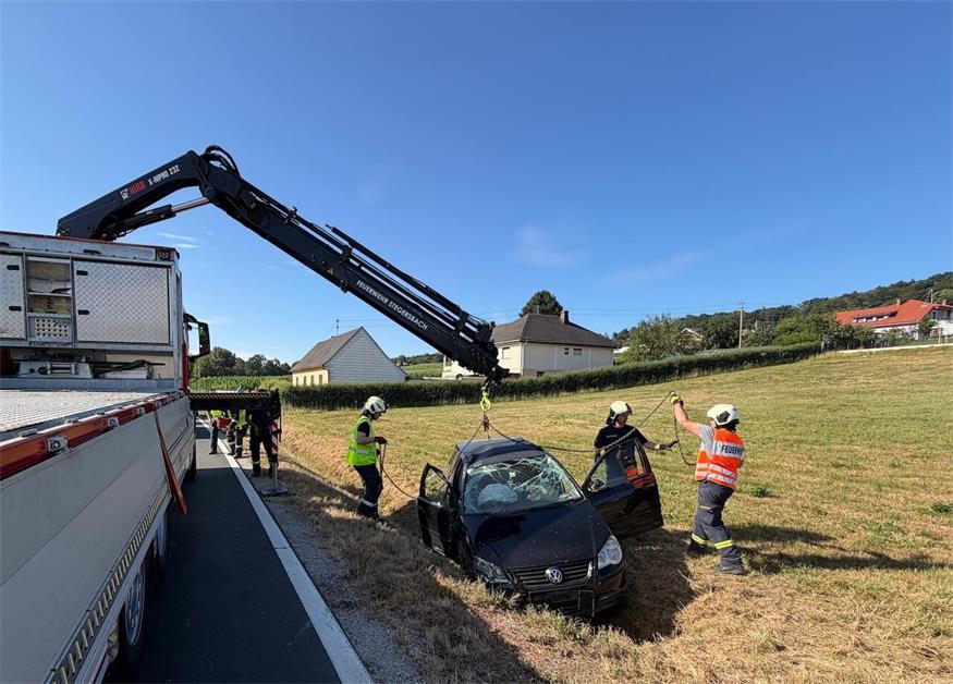 Nach der medizinischen Versorgung übernahmen die Feuerwehren die Bergung des Unfallfahrzeugs mithilfe eines Kranfahrzeugs.