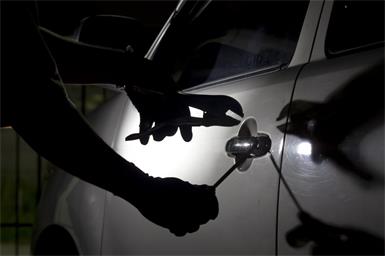 Nach einem Autodiebstahl und einem Einbruch in einen Handyshop wurden drei Brüder mit 13, 14 und 17 Jahren als Tatverdächtige ausgeforscht.