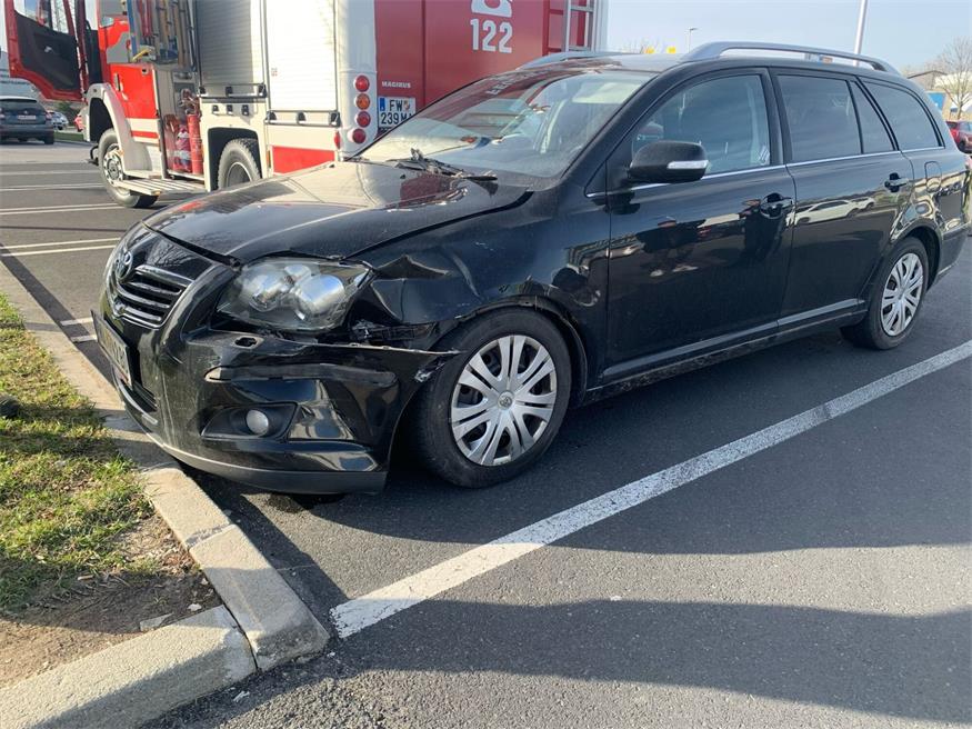 Nach einem Unfall stellte die Feuerwehr das beschädigte Fahrzeug auf einem Parkplatz ab.