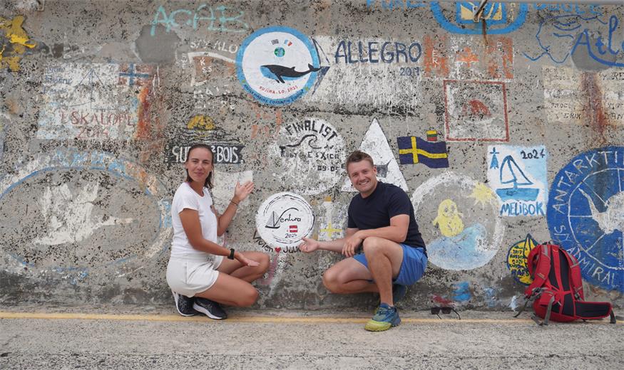 Nach ihrer ersten fünftägigen Überfahrt vom Festland brachten Vivien Mileder und Julian Reiner das Logo ihres Segelschiffs Ventura an der Kaimauer der Insel Porto Santo (Portugal) an. Von dort ging es via Kapverden (Afrika) nach Französisch-Guayana (Südamerika).