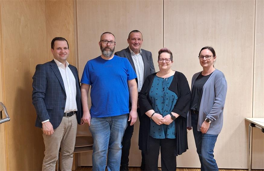 Nachdem Petra Prangl (SPÖ) mit 13. Oktober 2025 auf ihr Mandat verzichtet hat, rückte der bisherige Ersatzgemeinderat Martin Schlögl (2.v.l.) nach. Neue Ersatzgemeinderätin ist Sandra Laczkovits (2.v.r.). Nach der Angelobung gratulierten Bürgermeister Manfred Schmidt (M.) und die beiden Vize Stefan Guczogi (l.) sowie Sandra Meixner (r.). Dominik Meixner ist neuer Obmannstellvertreter im Prüfungsausschuss, Sascha Wendl neues Mitglied im Friedhofsausschuss.