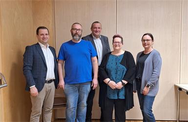 Nachdem Petra Prangl (SPÖ) mit 13. Oktober 2025 auf ihr Mandat verzichtet hat, rückte der bisherige Ersatzgemeinderat Martin Schlögl (2.v.l.) nach. Neue Ersatzgemeinderätin ist Sandra Laczkovits (2.v.r.). Nach der Angelobung gratulierten Bürgermeister Manfred Schmidt (M.) und die beiden Vize Stefan Guczogi (l.) sowie Sandra Meixner (r.). Dominik Meixner ist neuer Obmannstellvertreter im Prüfungsausschuss, Sascha Wendl neues Mitglied im Friedhofsausschuss.