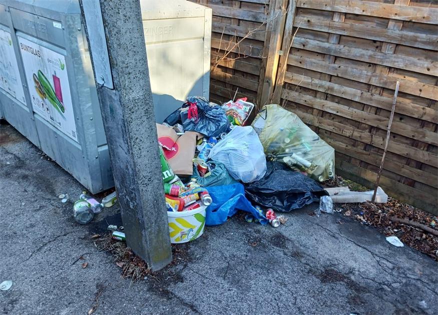 Nachdem die Container für Metallverpackungen eingezogen wurden, werden diese vielfach einfach in Säcken oder anderen Behältnissen neben den Glascontainern abgestellt anstatt via Gelben Sack entsorgt, was die richtige Vorgangsweise wäre.