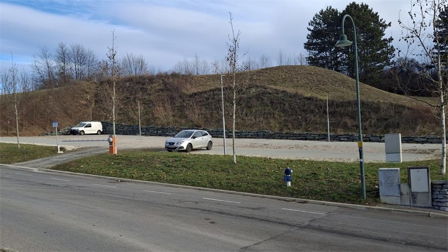Nachdem neun (!) abgemeldete Autos den Parkplatz beim Sieberberg belegten, wurden diese nun entfernt.