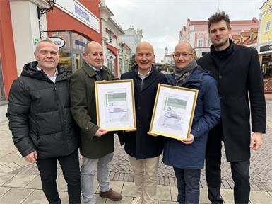 Nachhaltigkeitsgütesiegel: General Manager Mario Schwann (Mitte) mit dem Designer Outlet Parndorf Facility Team Gerhard Weinhandl, Juraj Borszek, Harald Pjrek und Mario Eranovic 