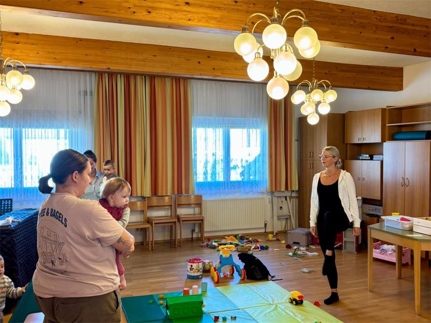 Natalie Mihalits (r.) von "Zwergerlaktiv" stellte beim Treffen im Oktober ihre Kursangebote vor. Künftig sollen auch weitere Expertinnen und Experten eingeladen werden, um unterschiedliche Themen rund um Babys, Kinder und Familie aufzugreifen.