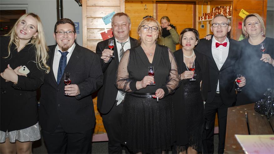 „Alles Walzer“ beim Neufelder Stadtball Natalie, Sebastian, Wolfgang, Gabi, Sandra, Norbert und Julia trotzden der Kälte bei der Après Ski-Bar.
