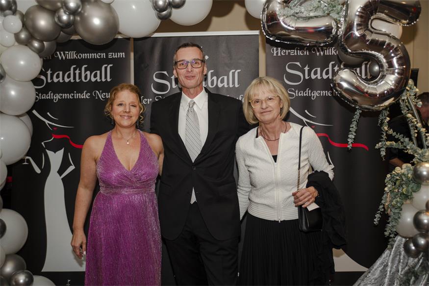 „Alles Walzer“ beim Neufelder Stadtball Natascha Ladics-Tichy, Willi Ladics und Margit Tichy vor der Fotowand.