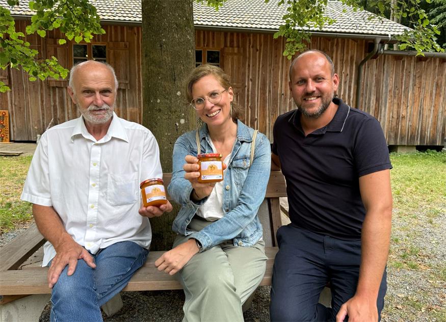 Naturpark-Obmann Engelbert Kenyeri, Landeshauptmann-Stellvertreterin Anja Haider-Wallner und der Vizebürgermeister von Rechnitz, Daniel Karacsonyi, freuen sich über den Marillen-Fruchtaufstrich von Naturpark und VAMOS.