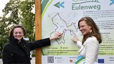 Naturpark Rosalia-Kogelberg Geschäftsführerin Marlene Hrabanyek-Bunayi mit Landeshauptmannstellvertreterin Anja Haider-Wallner beim Festakt.