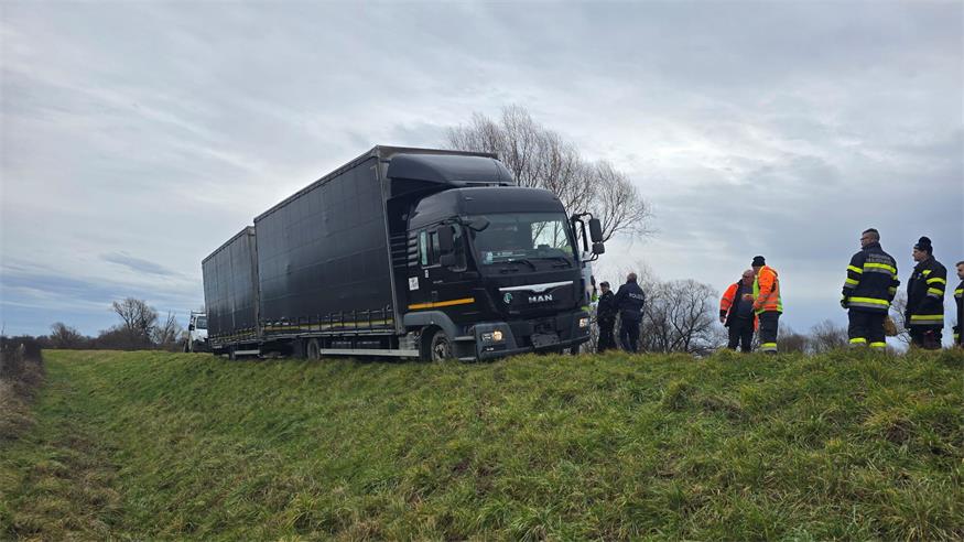 Navi lenkte LKW auf Hochwasserschutzdamm - schwierige LKW Bergung für Feuerwehr