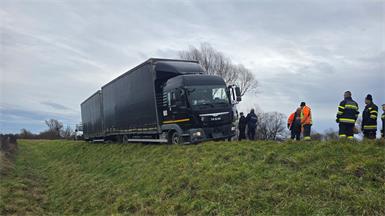 Navi lenkte LKW auf Hochwasserschutzdamm - schwierige LKW Bergung für Feuerwehr