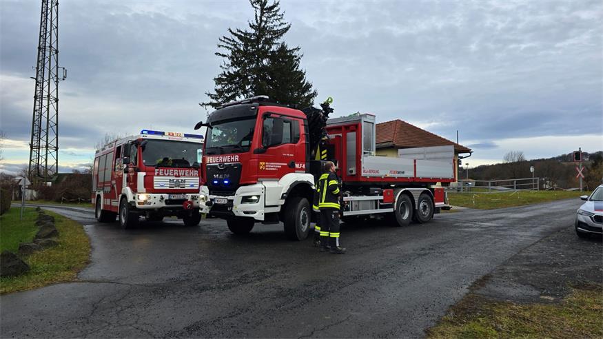 Navi lenkte LKW auf Hochwasserschutzdamm - schwierige LKW Bergung für Feuerwehr