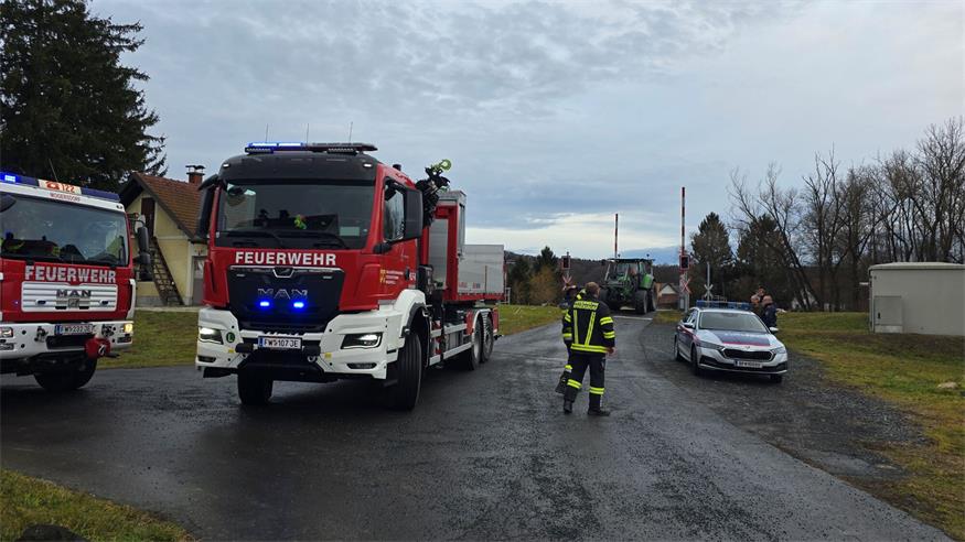 Navi lenkte LKW auf Hochwasserschutzdamm - schwierige LKW Bergung für Feuerwehr