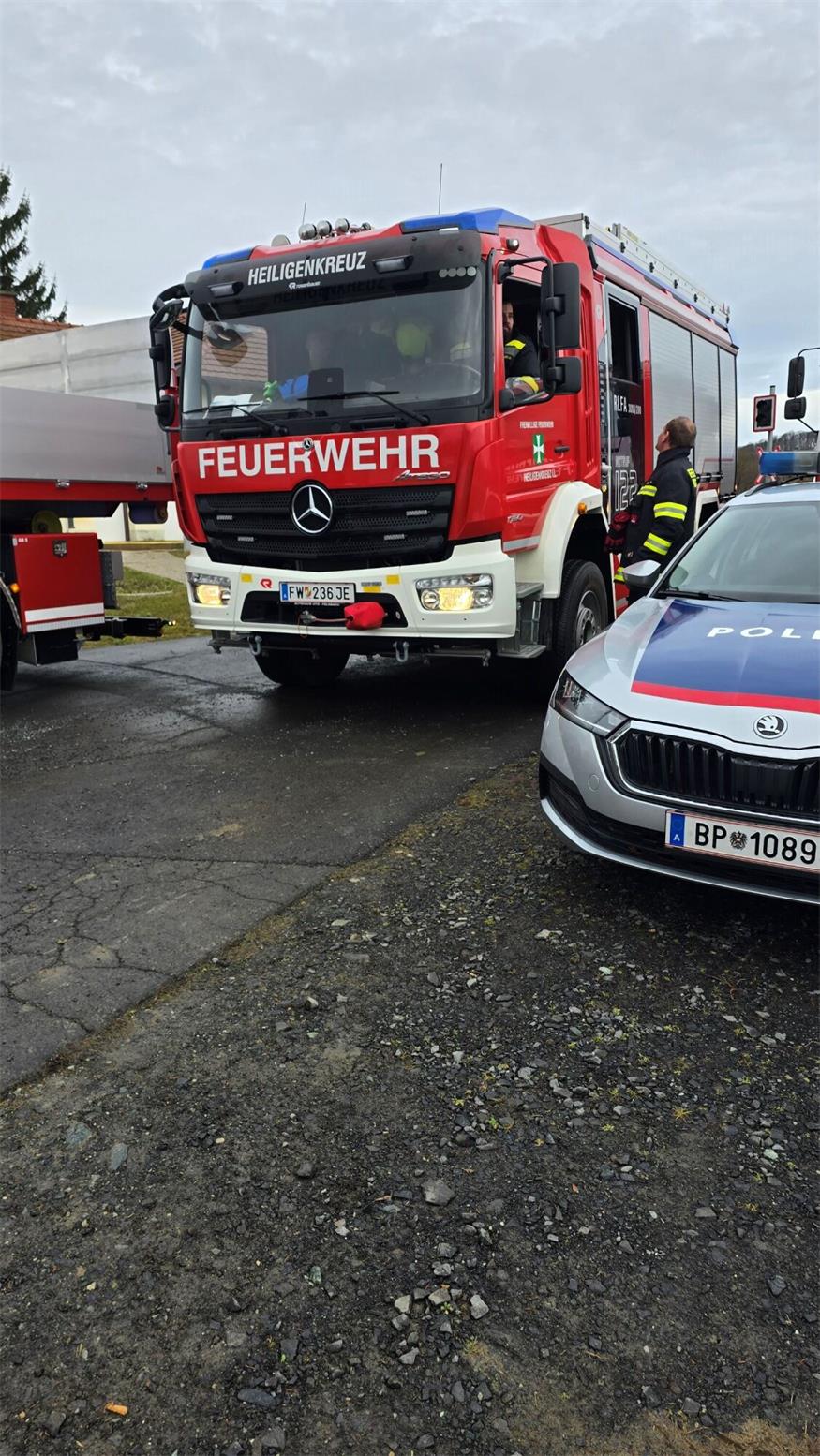 Navi lenkte LKW auf Hochwasserschutzdamm - schwierige LKW Bergung für Feuerwehr