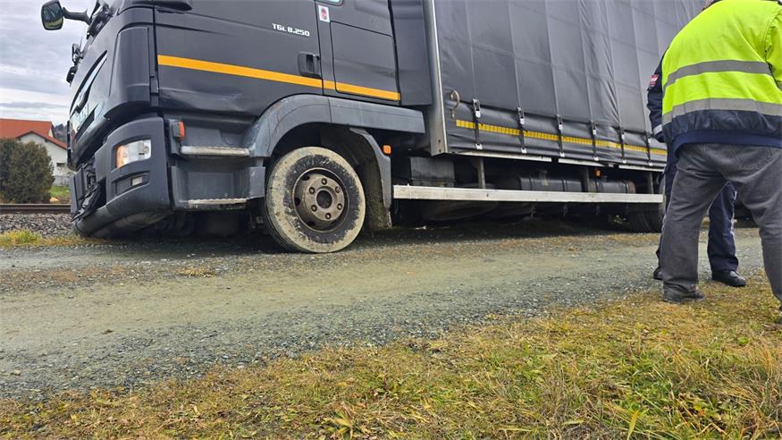 Navi lenkte LKW auf Hochwasserschutzdamm - schwierige LKW Bergung für Feuerwehr
